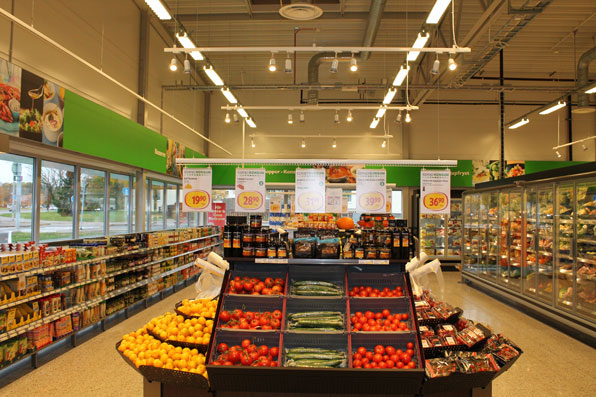led lampa över grönsaker