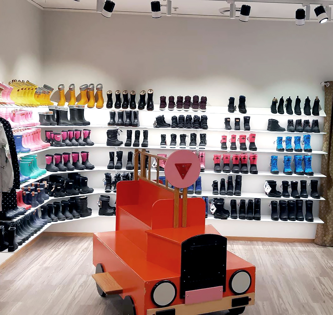 skobutik-efter-hyllbelysning