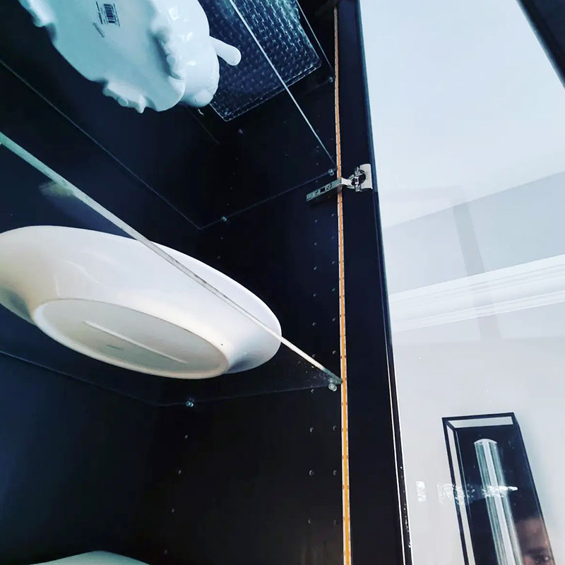 Ledstrip monterad bakom list i vitrinskåp