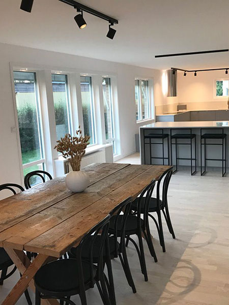 Svarta tak spots på skena i kök